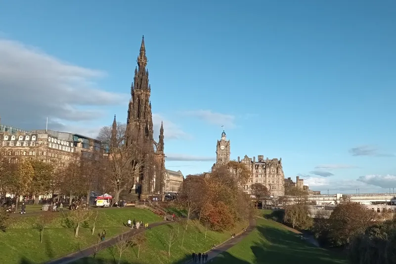 Het Scotts Monument in Edinburgh met een groot grasveld.