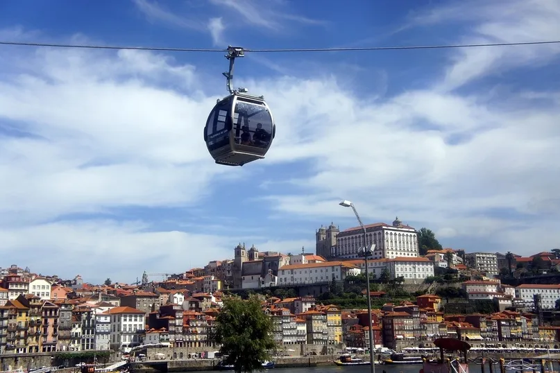 Een kabelbaan die over een stad in Portugal gaat