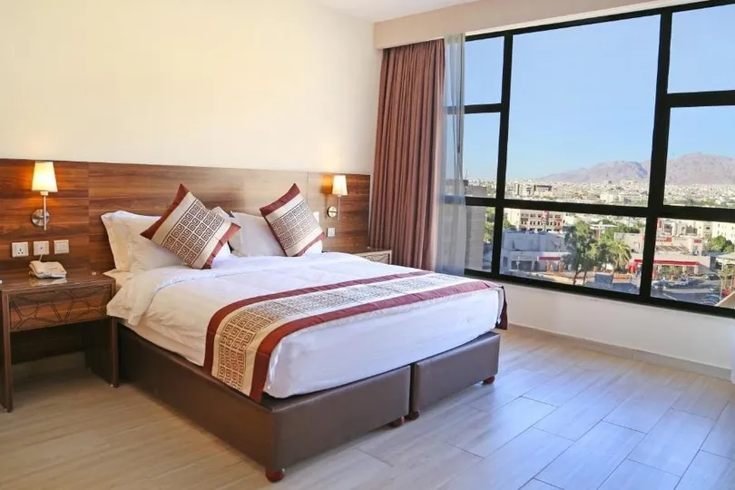 Bed staat in een hotelkamer in Jordanië.