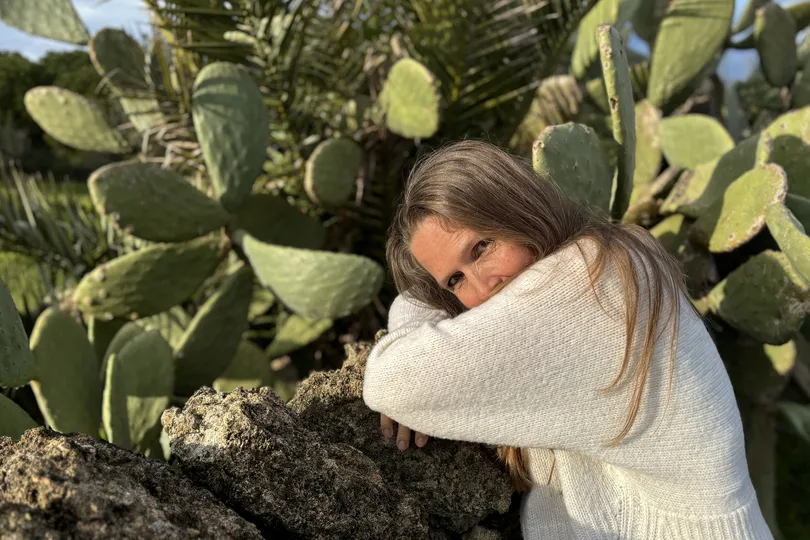 Livia met cactussen.