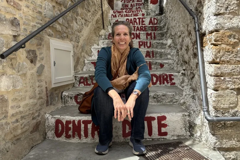 Livia, reisexpert Puglia, op een trap in historisch centrum.
