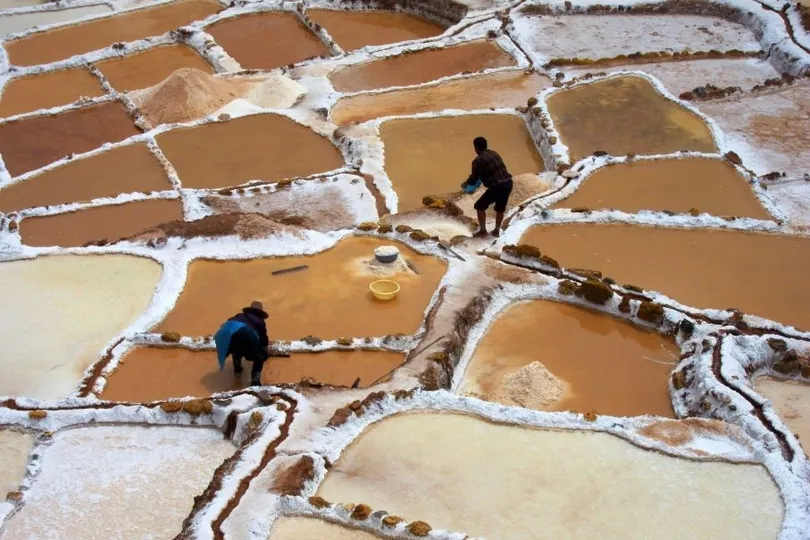 Twee mannen in Maras, Peru.