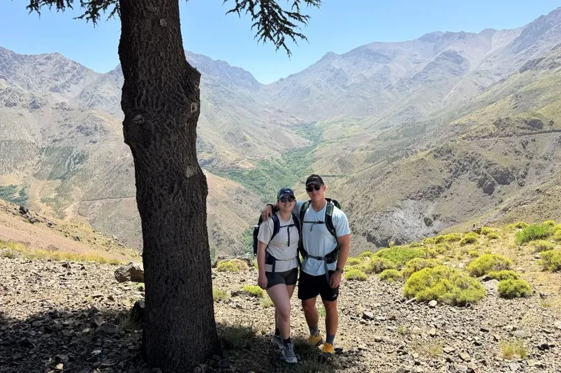 Een koppel is in de bergen van Marokko aan het hiken