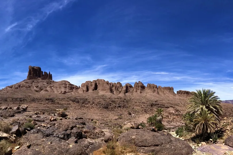 Natuur in Marokko met blauwe lucht.