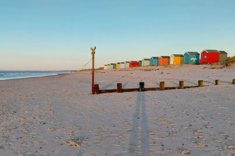 Autorondreis Schotland - gekleurde huisjes op een rijtje op Moray Beach.