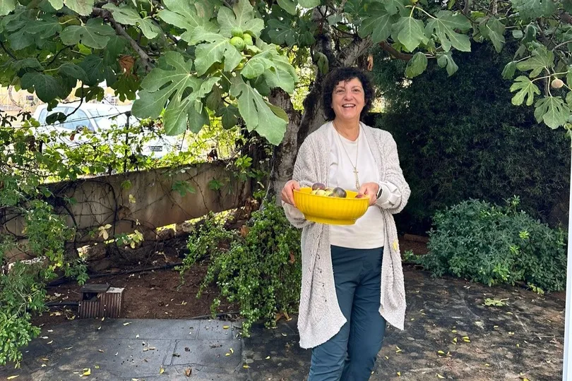 Reisexpert Niki op Cyprus onder een vijgenboom.