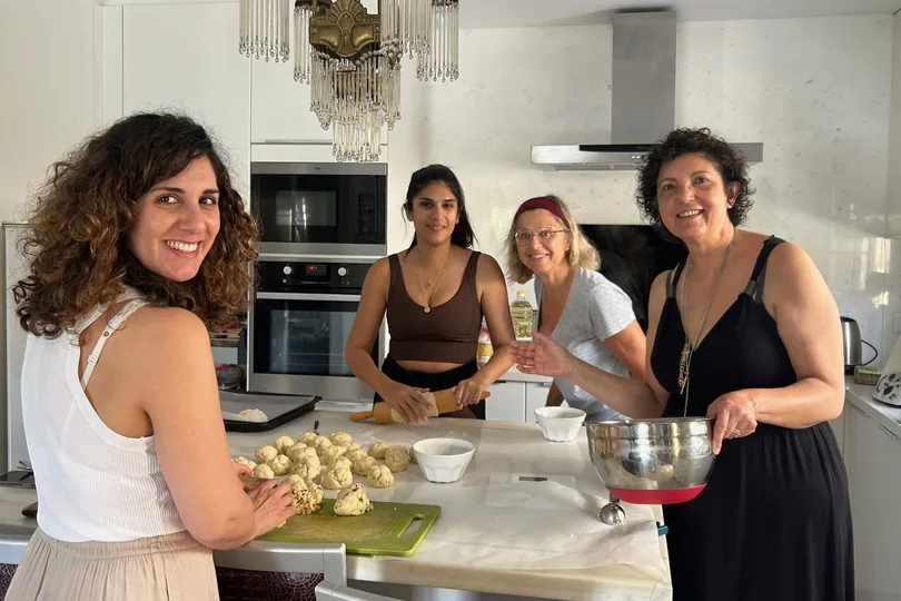 Reisexpert Niki aan het koken met vrienden.