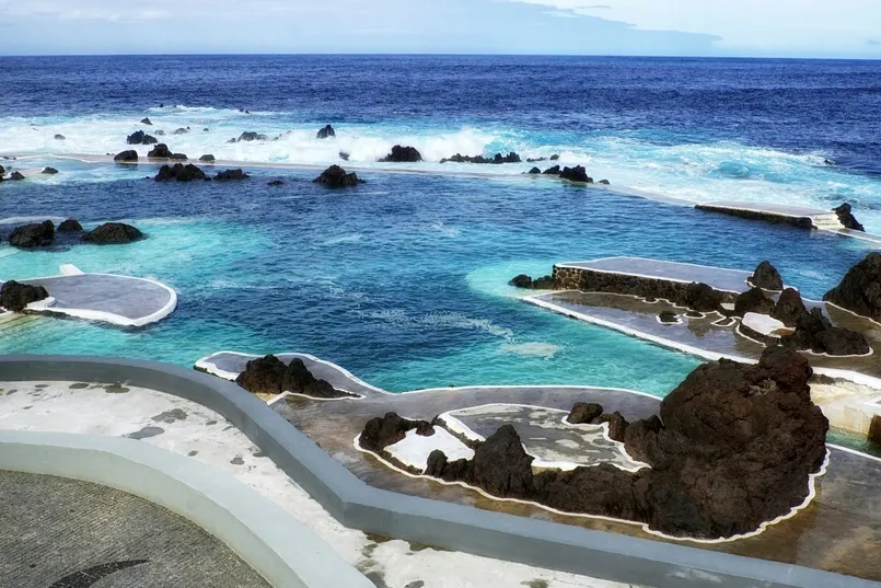 Baden van Madeira bij de azuur blauwe zee.