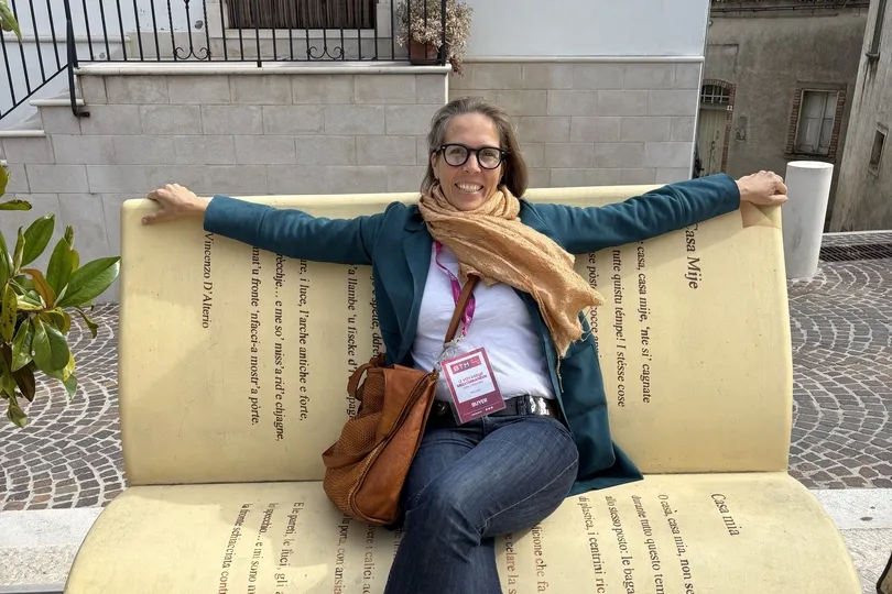 Livia, reisexpert Puglia, op een boekenbankje.