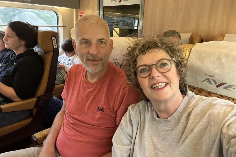 Twee reizigers in de trein.