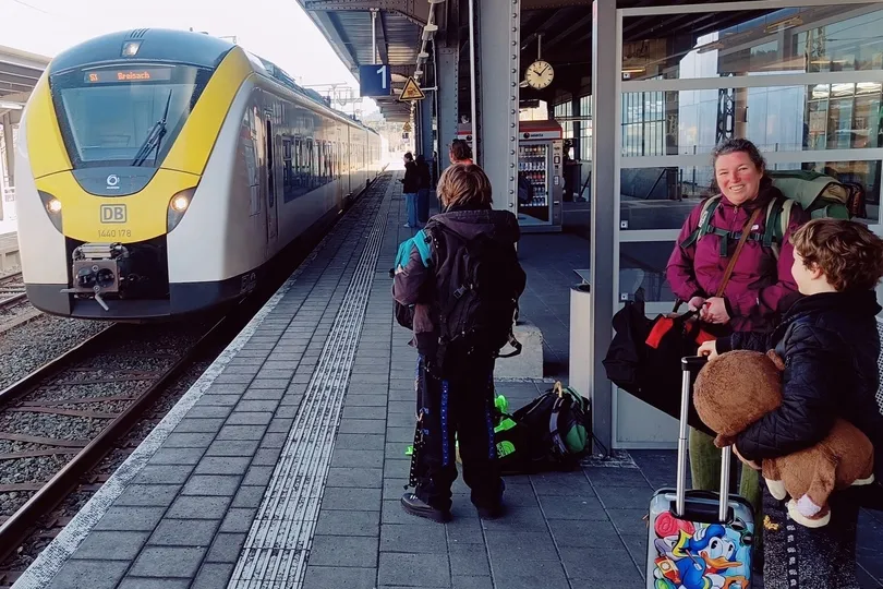 Familie wacht op de trein.