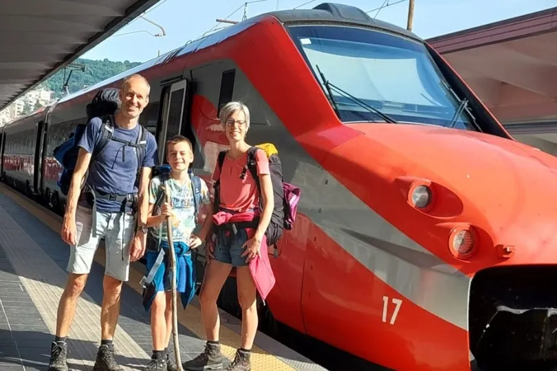 Familie poseert voor de trein.