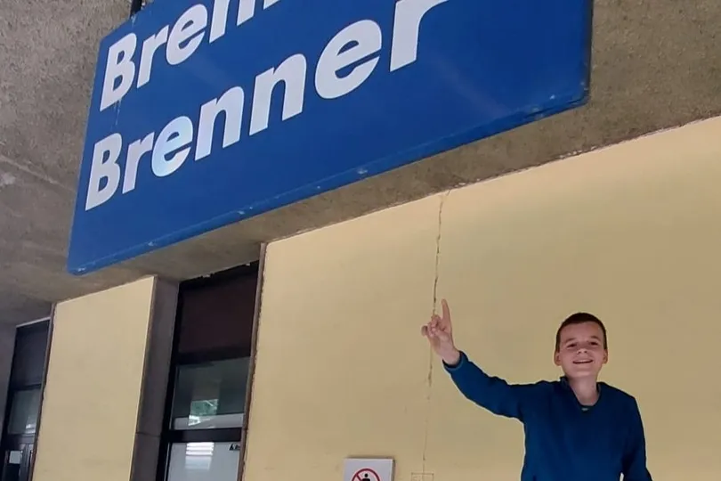 Jongen wijst naar het bord 'Brenner'.