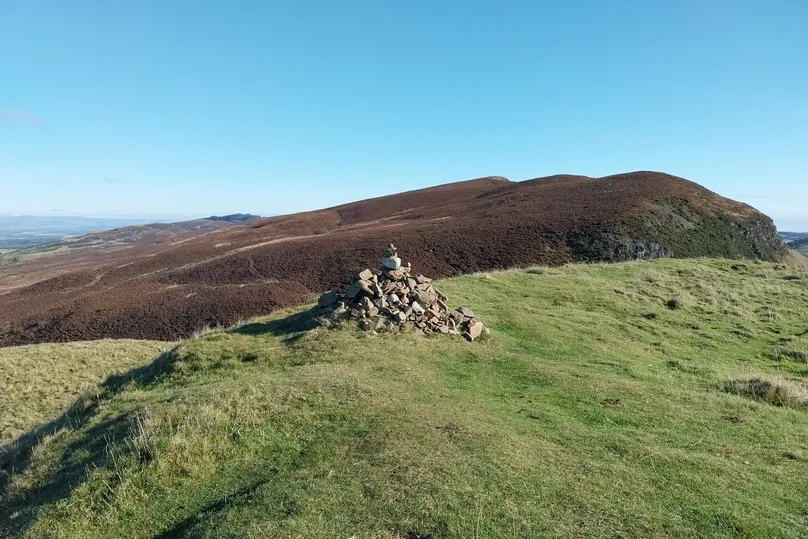 Ochill Hills met een stapel stenen in Schotland.