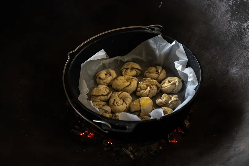 Zweedse delicatese in een pan op het houtvuur.
