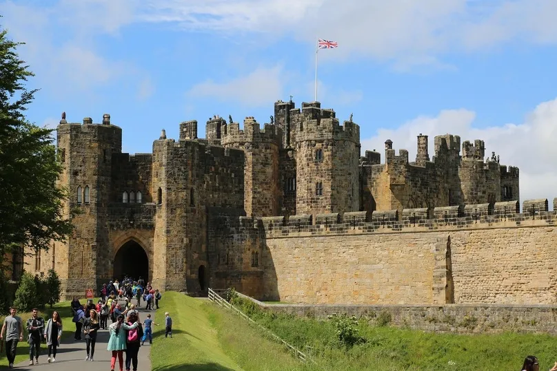 Toeristen bij Alnwick Castle in Schotland.