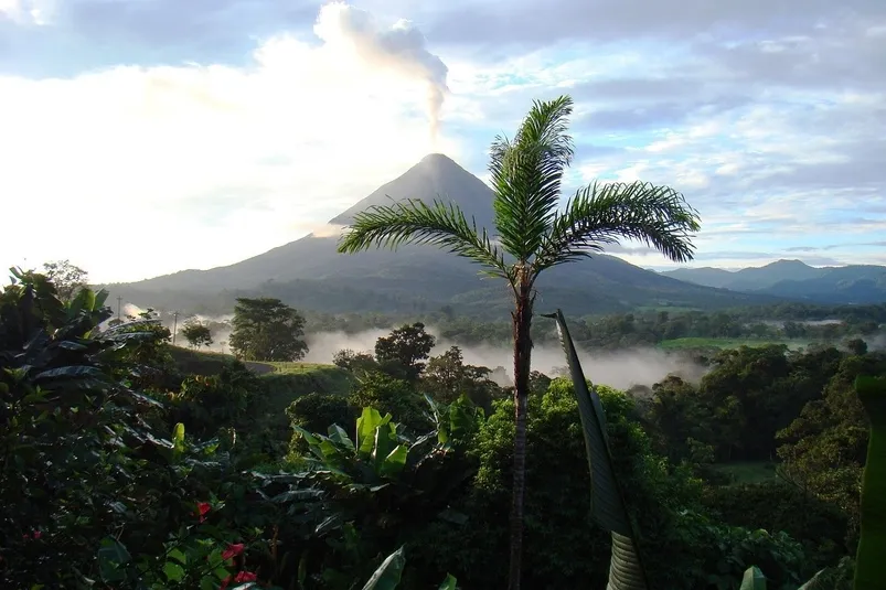 Uitzicht op Arenal Vulkaan omringd met natuur in Costa Rica.