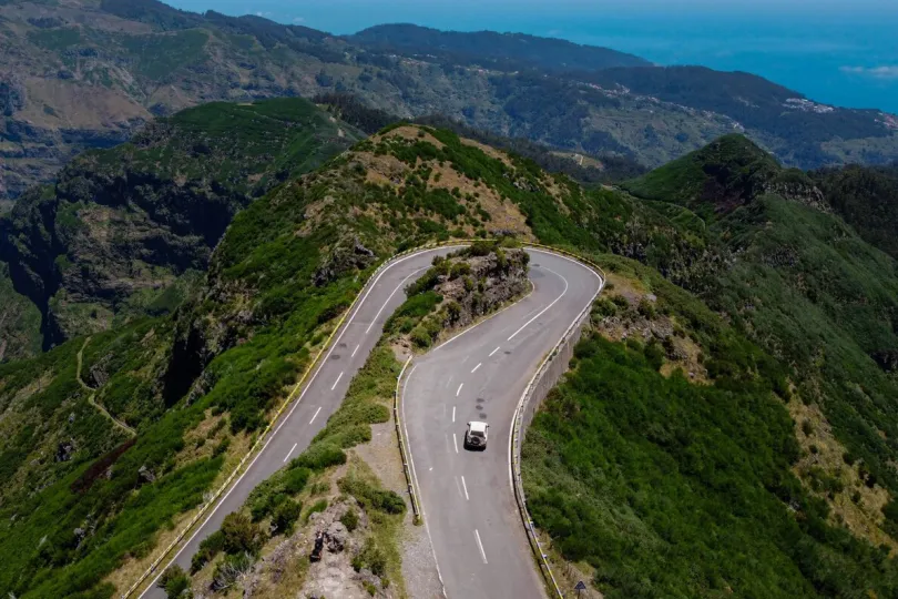 Lissabon en Madeira met huurauto - Auto over bergwegen op Madeira.