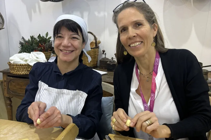 Livia, reisexpert Puglia, tijdens een lokale workshop.