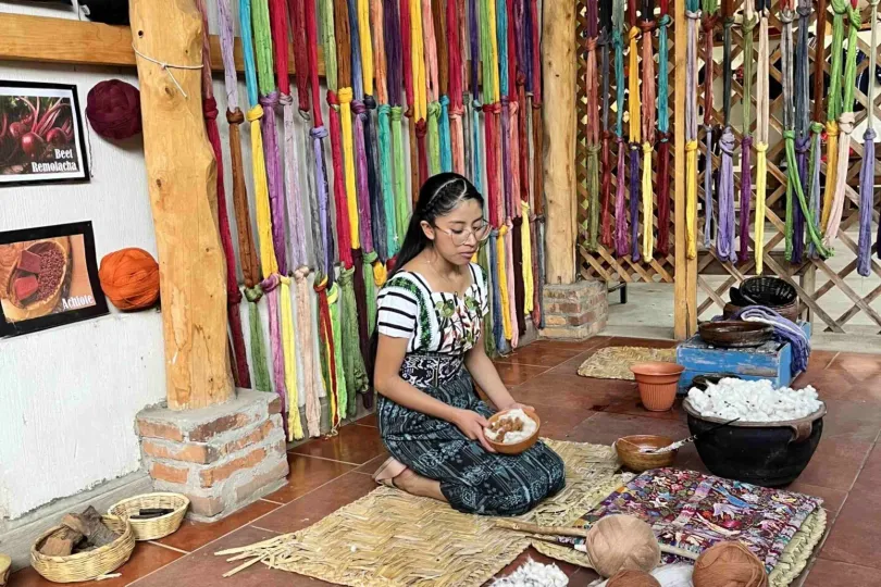 Regeneratieve activiteit bij weefcoöperatie in San Juan la Laguna, Guatemala.