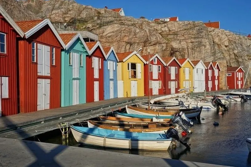 Zweden reiservaringen - gekleurde huisjes op een rijtje in Smögen.