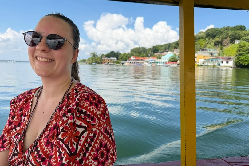Elise op een boot op het meer van Petén Itzá Flores.