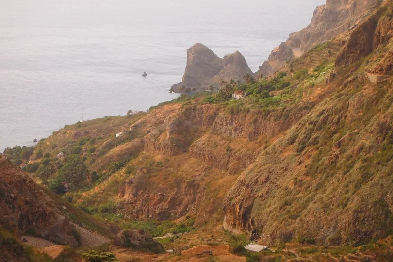 Bergen en zee bij Brava, Kaapverdië.