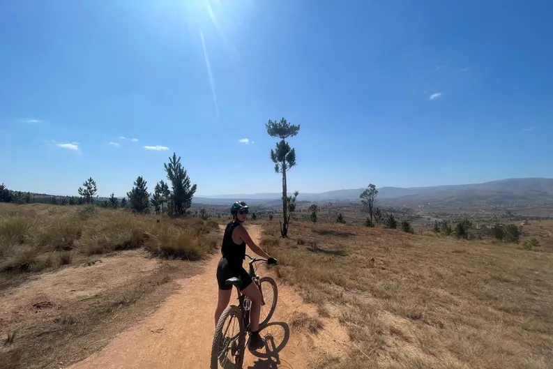 Reiziger aan het fietsen in Madagaskar in het landschap.