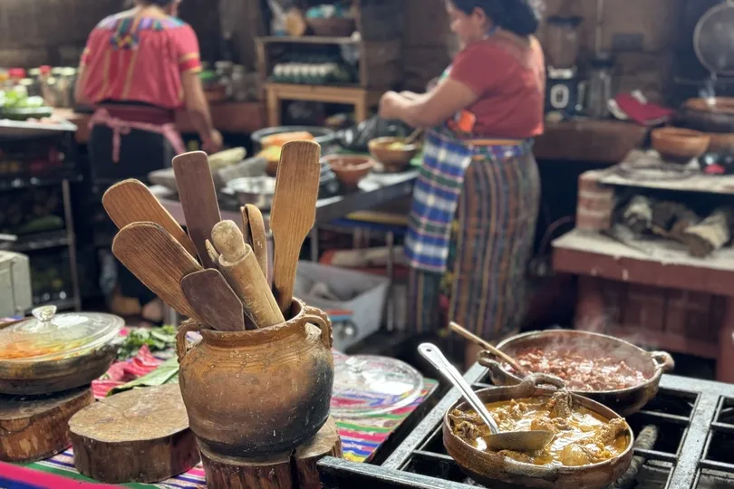 Vrouwen aan het koken in een Guatemalaanse keuken.
