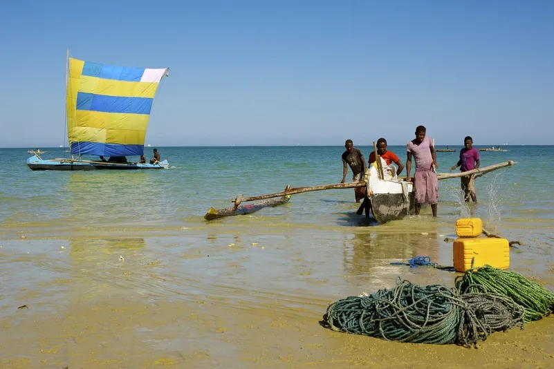 Interview met Madagaskar reisexpert - locals met een vissersbootje in de zee bij Ifaty.