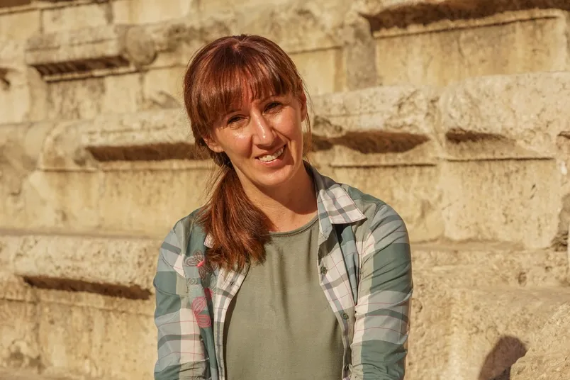 Jordanië reisexpert Elena op een trap.