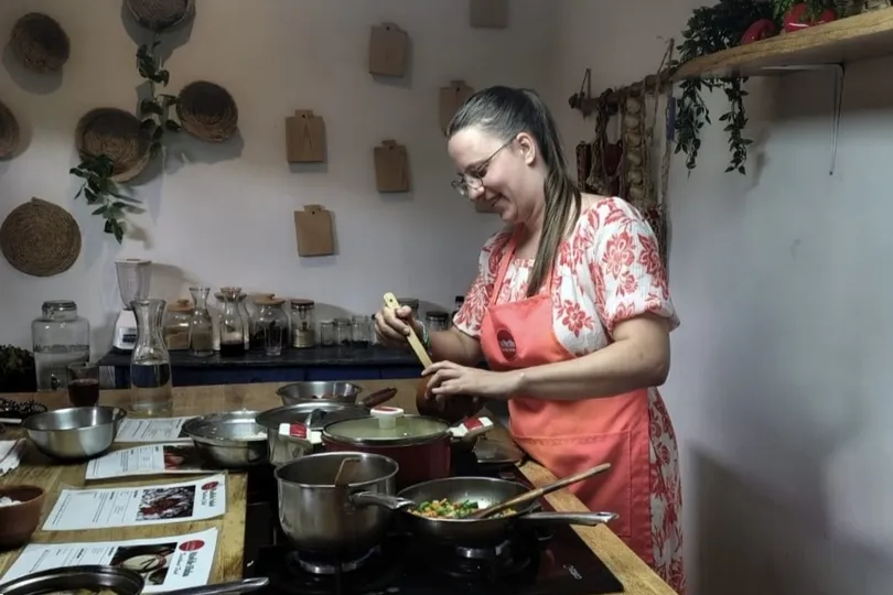 Elise volgt een kookworkshop en staat te koken.