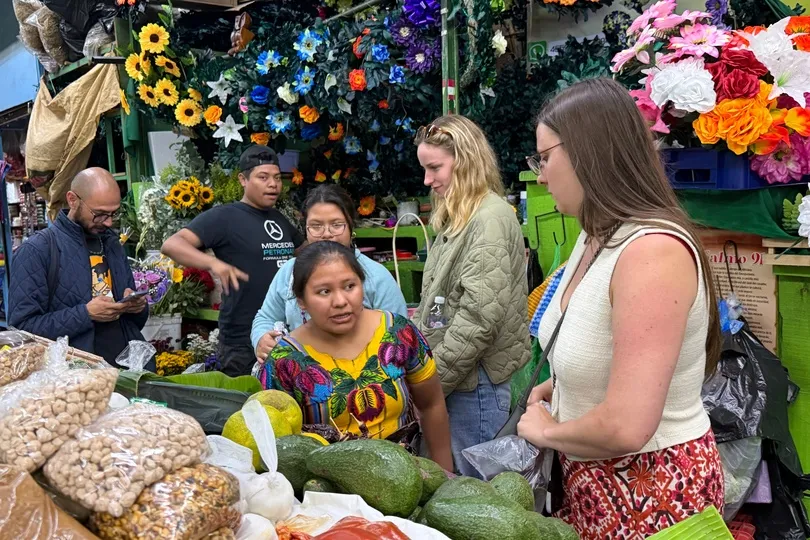 Elise aan het shoppen op een lokale markt in Guatemala.
