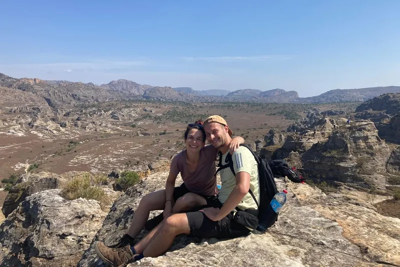 Reisexperts Madagaskar - Luc en Brigitte op een rots in een gebergte.