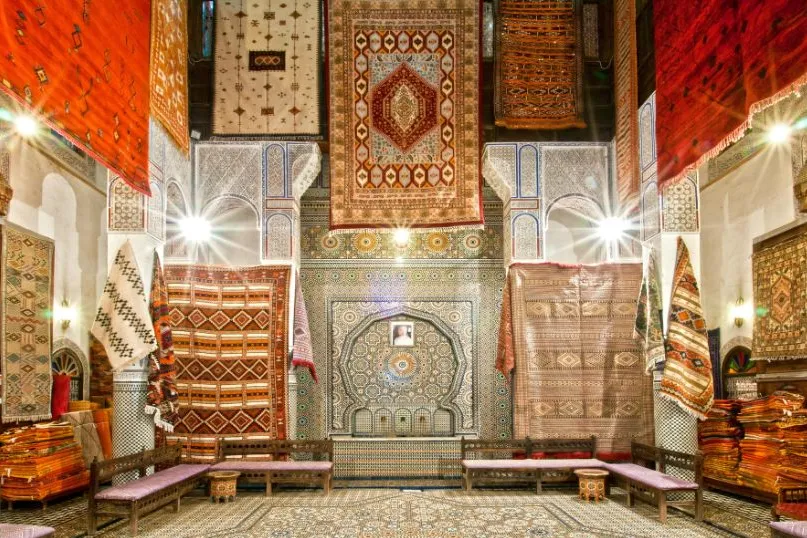 Veel tapijten die in een typische Marokkaanse tapijten winkel hangen.