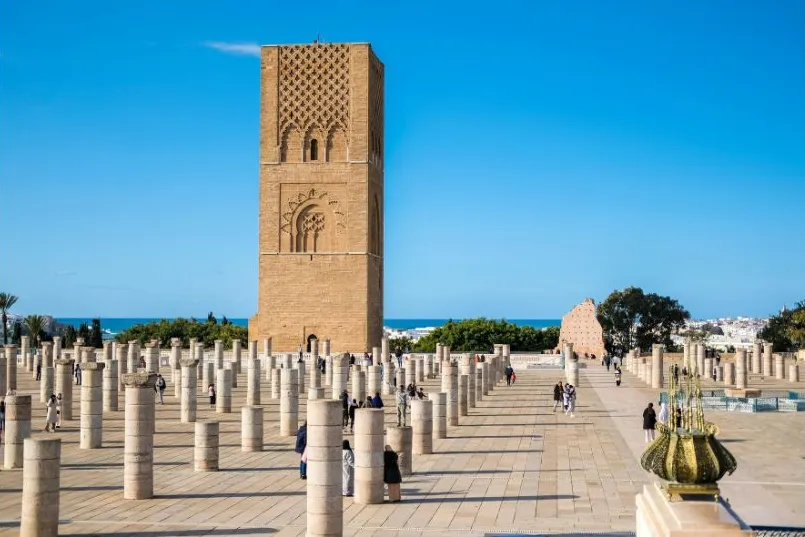 Het plein bij de Hassan toren in Rabat met een helderblauwe lucht. 