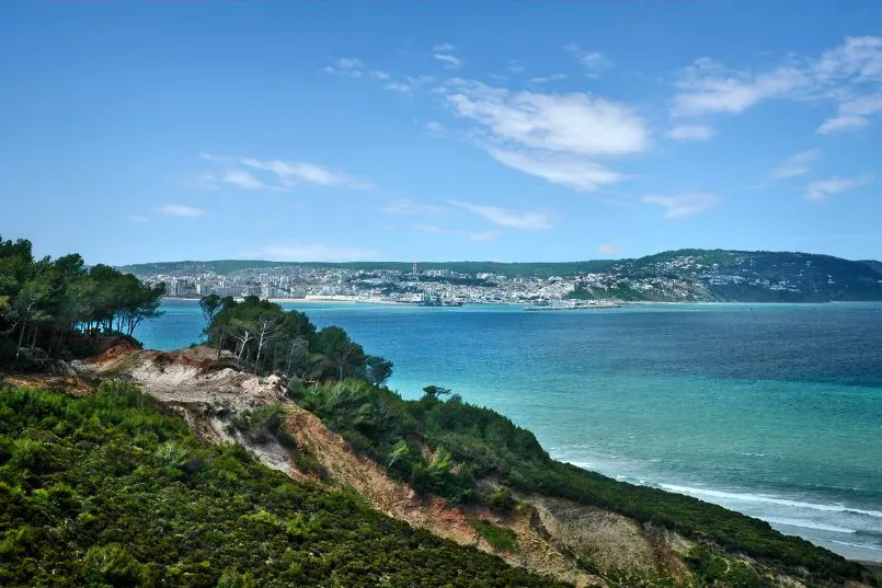 Uitzicht vanaf aan de andere kant van de zee aan de kust van Tanger.