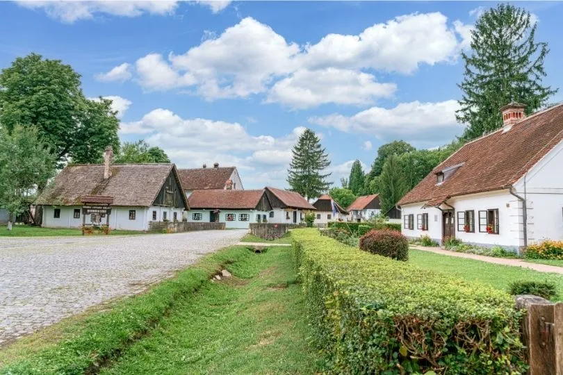 Authentieke witte oude huizen in Kroatië in boerendorp.