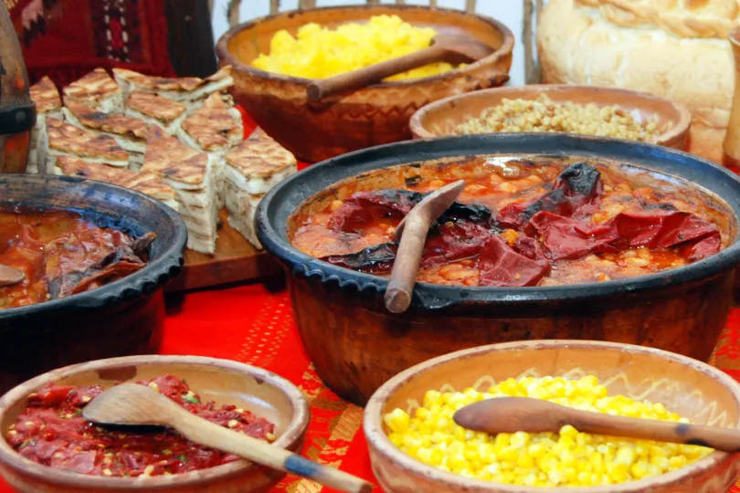 Eten in kommen uit Noord-Macedonië, zoals stoofpot en mais.