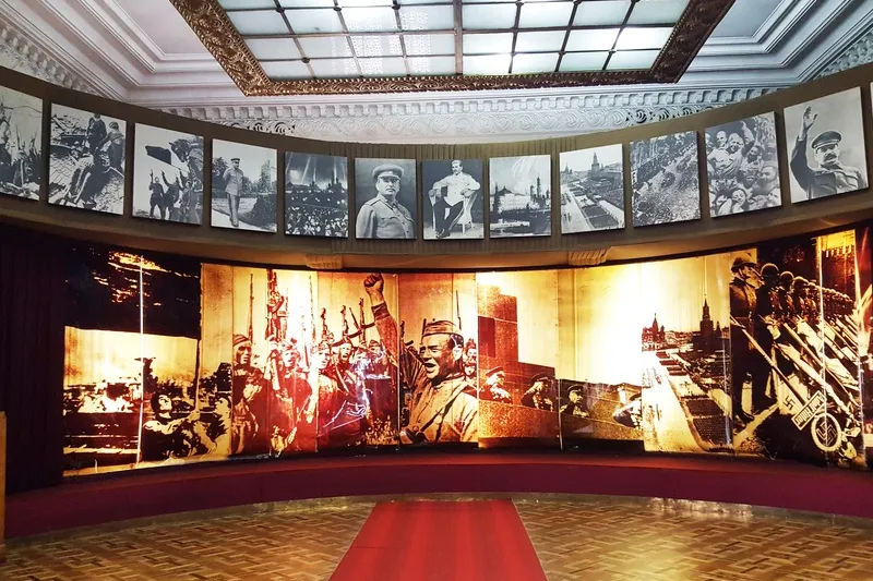 Foto van binnen het Stalin Museum in Georgië met een rode loper.