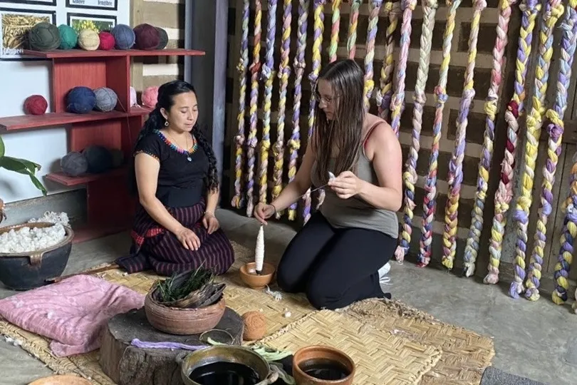 Elise doet mee aan een één-op-één textielworkshop.