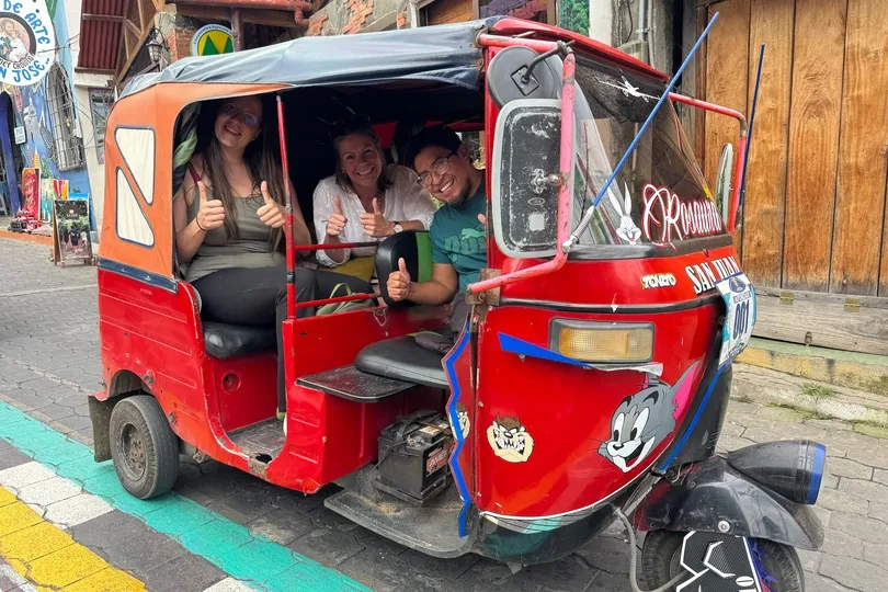 Elise met reisgezelschap en chauffeur lachend in een tuk tuk.