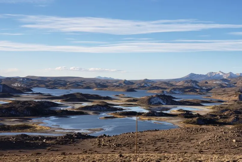 Bezienswaardigheden Chili - parque lauca met bergen en water. 