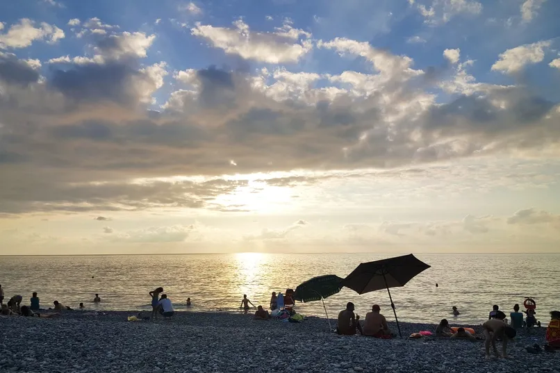 Een strand in Georgië met een zonsondergang.