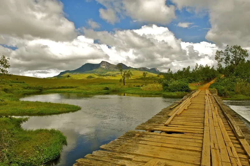 Groen landschap met houten brug in Andringitra National Park in Madagaskar.