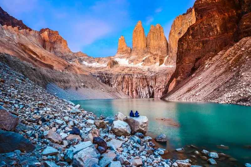 Mooiste trekking reizen Chili - landschap Torres del Paine met bergen en water.