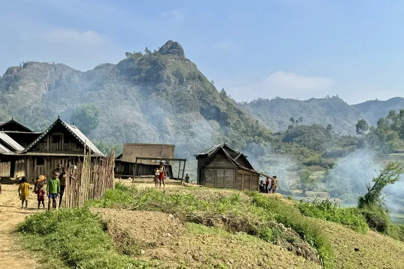 Vijf redenen om naar Madagaskar te reizen - gebergte met houten huisjes en locals.