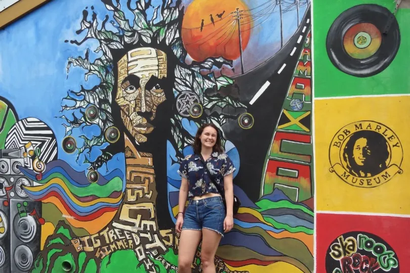 Reiziger voor een muurschilderij in Jamaica.