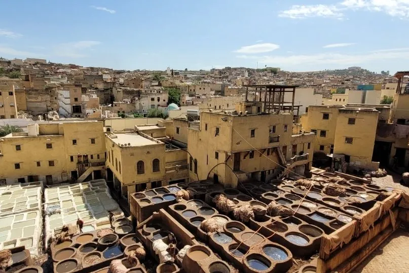 Uitzicht op de gele oude stad Fés