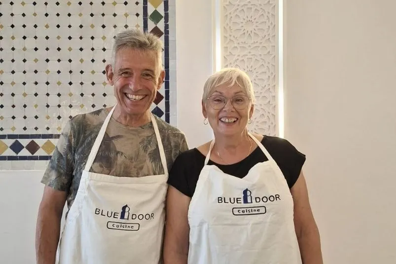 Een man en een vrouw die een wit schort aan hebben. 